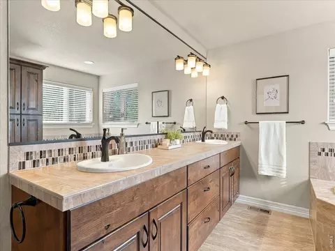 Bath - 5895 Bromborough Dr, Windsor, CO 80550 photo 4 of 7