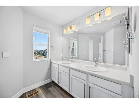 Bath - 16073 E Warner Pl, Denver, CO 80239 photo 2 of 3