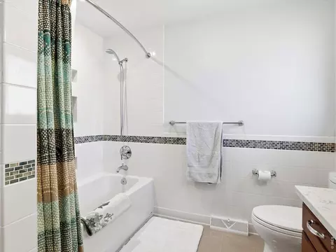 Bath - 4693 Carter Trl, Boulder, CO 80301 photo 2 of 3