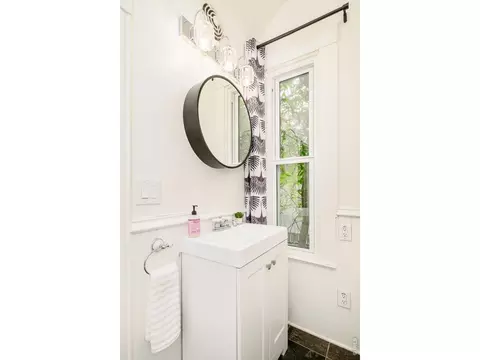 Bath - 541 Maxwell Ave, Boulder, CO 80304 photo 1 of 2