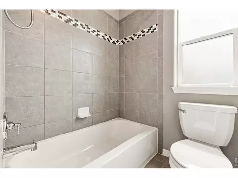 Bath - 2063 Tabor St, Berthoud, CO 80513 photo 3 of 4