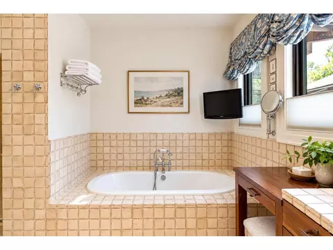 Bath - 1080 Juniper Ave, Boulder, CO 80304 photo 3 of 8