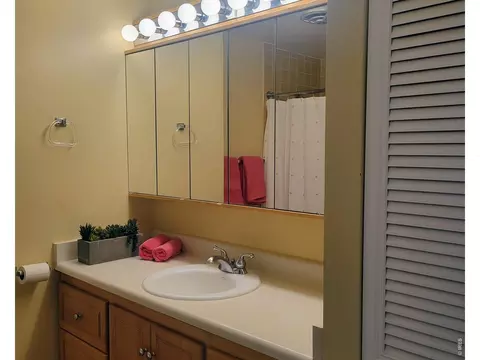 Bath - 1850 Folsom St #201, Boulder, CO 80302 photo 1 of 1