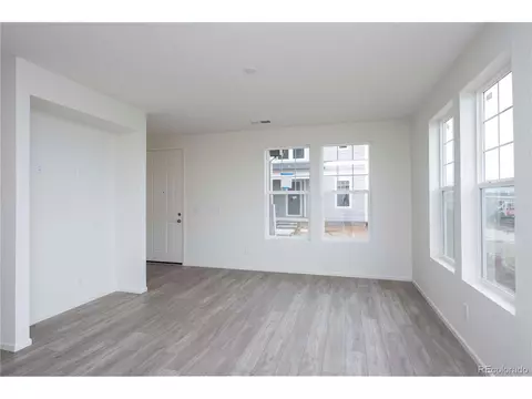 28492 E 6th Pl, Aurora, CO 80018 photo 4