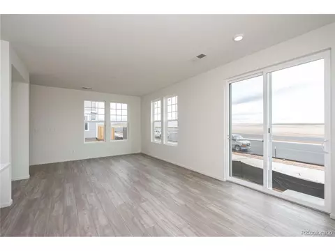 28492 E 6th Pl, Aurora, CO 80018 photo 3