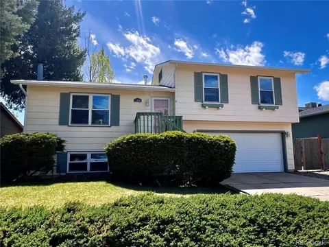 3240 Queen Ct, Broomfield, CO 80020