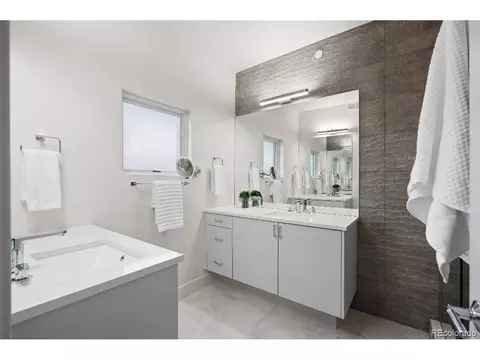Bath - 2911 32nd St, Boulder, CO 80301 photo 2 of 5