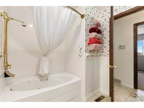Bath - 4808 Beverly Dr, Berthoud, CO 80513 photo 2 of 4