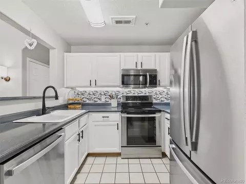 Kitchen - 14296 E Whitaker Pl #111, Aurora, CO 80015 photo 2 of 3