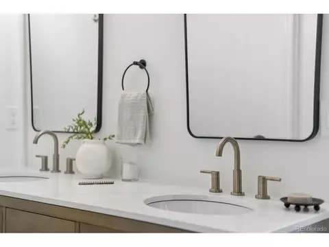 Bath - 5325 Pinehurst Dr, Boulder, CO 80301 photo 2 of 10
