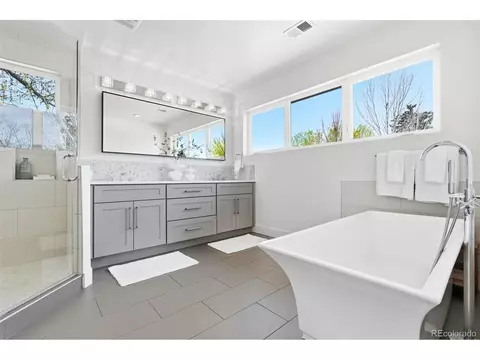 Bath - 2379 Ivanhoe St, Denver, CO 80207 photo 2 of 8