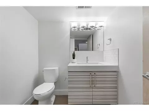 Bath - 2379 Ivanhoe St, Denver, CO 80207 photo 8 of 8