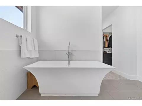 Bath - 2379 Ivanhoe St, Denver, CO 80207 photo 3 of 8
