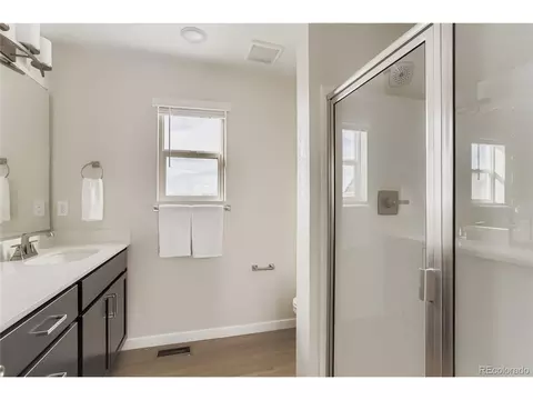 Bath - 13331 Merrymaker Dr, Longmont, CO 80504 photo 2 of 4