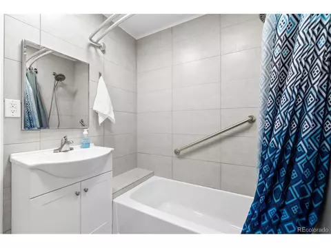 Bath - 16482 E Radcliff Pl #A, Aurora, CO 80015 photo 2 of 3