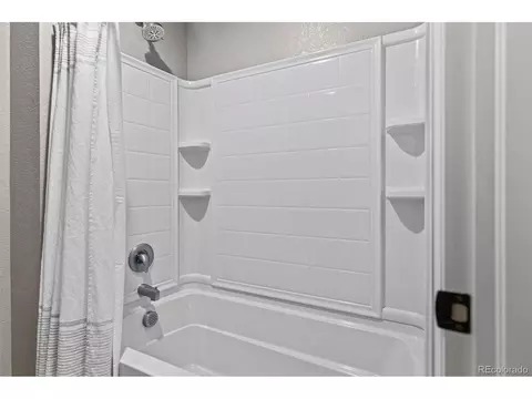 Bath - 10359 Chinook St, Longmont, CO 80504 photo 5 of 6