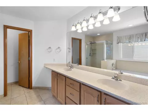Bath - 19062 E Chenango Cir, Aurora, CO 80015 photo 3 of 6