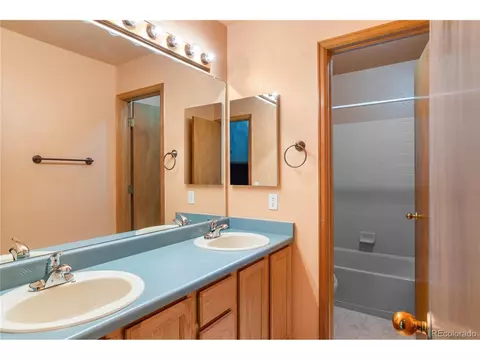 Bath - 19062 E Chenango Cir, Aurora, CO 80015 photo 5 of 6