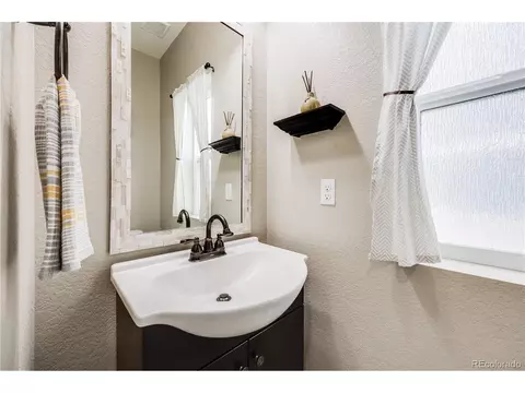 5569 Killarney St, Denver, CO 80239 photo 8