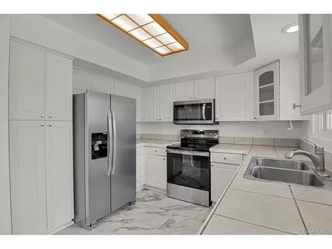 Kitchen - 18937 E Kent Cir, Aurora, CO 80013 photo 2 of 3