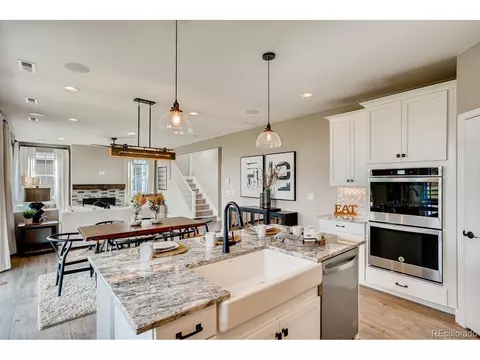27687 E Maple Way, Aurora, CO 80018 photo 2