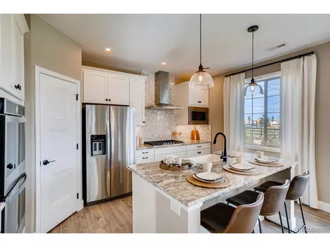27687 E Maple Way, Aurora, CO 80018 photo 3