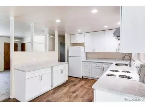Kitchen - 355 32nd St, Boulder, CO 80305 photo 2 of 2