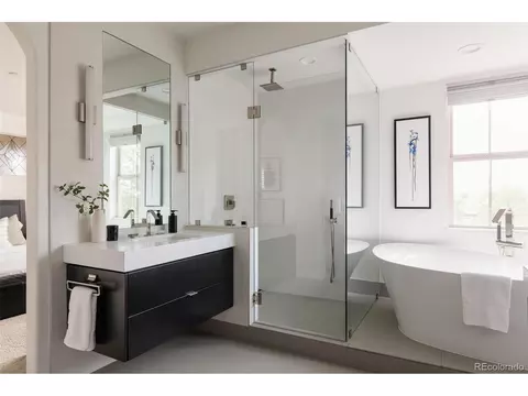 Bath - 9897 E 31st Ave, Denver, CO 80238 photo 3 of 7