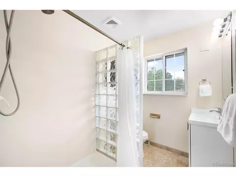 Bath - 6984 S Spruce Dr, Centennial, CO 80112 photo 2 of 4