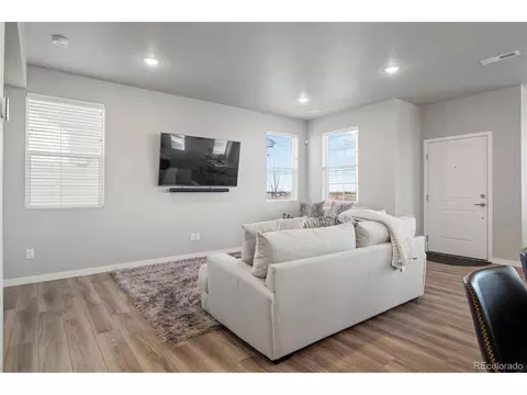28458 E 8th Pl, Aurora, CO 80018 photo 4