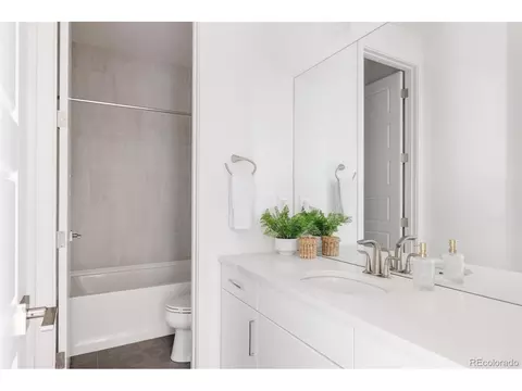 Bath - 9999 E 59th North Pl, Denver, CO 80238 photo 6 of 7