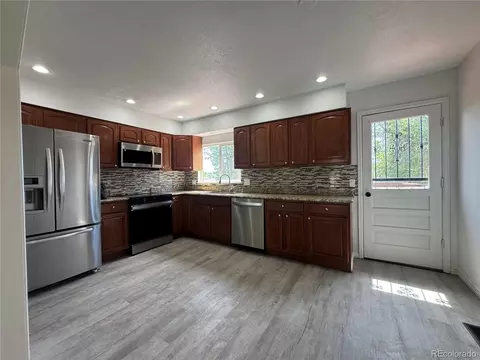 Kitchen - 2012 S Ivory St, Aurora, CO 80013 photo 2 of 6