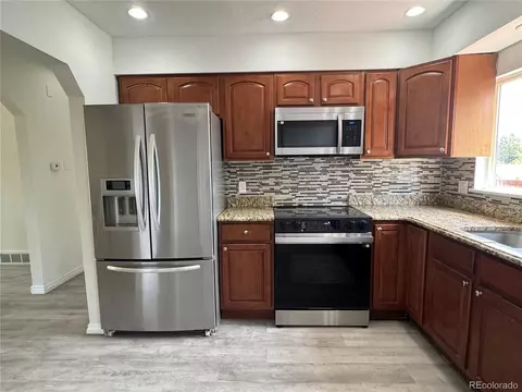 Kitchen - 2012 S Ivory St, Aurora, CO 80013 photo 3 of 6