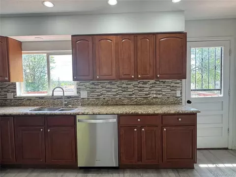Kitchen - 2012 S Ivory St, Aurora, CO 80013 photo 4 of 6
