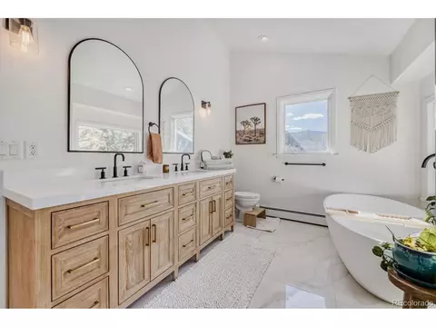 Bath - 924 Kelly Rd, Boulder, CO 80302 photo 3 of 6