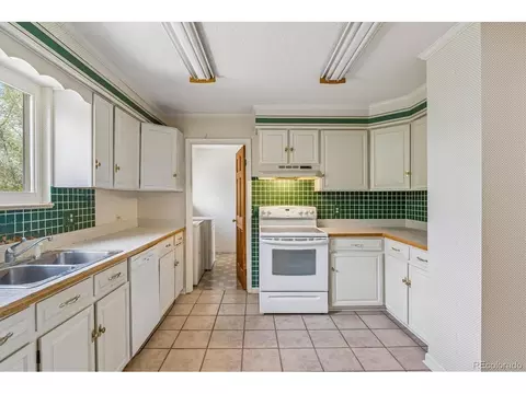 Kitchen - 4729 Chatham St, Boulder, CO 80301 photo 2 of 3