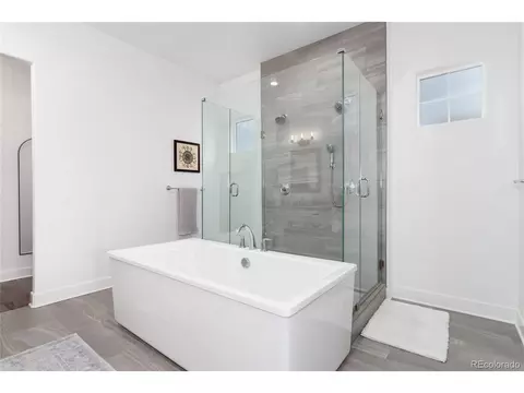 Bath - 27810 E Lakeview Dr, Aurora, CO 80016 photo 3 of 7