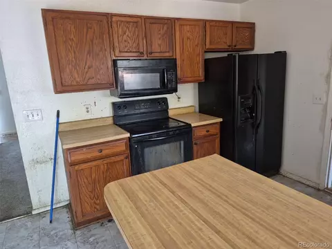 Kitchen - 18249 E Mexico Pl, Aurora, CO 80017 photo 4 of 5