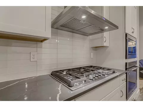 2575 Newark Ct, Aurora, CO 80010 photo 12