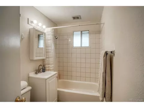 Bath - 950 34th St, Boulder, CO 80303 photo 3 of 6