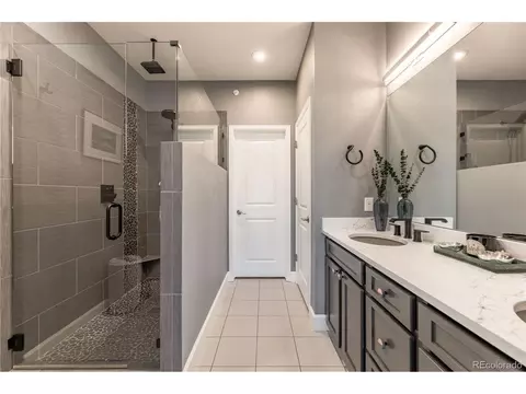 Bath - 24907 E Calhoun Pl #B, Aurora, CO 80016 photo 2 of 4