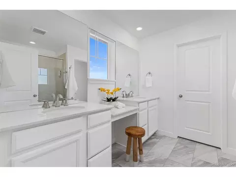 Bath - 5415 Inland Ave, Longmont, CO 80504 photo 2 of 4