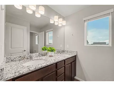 Bath - 7229 Shavano Ave, Longmont, CO 80504 photo 2 of 2