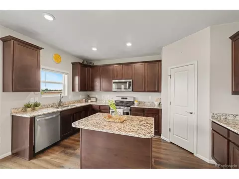 Kitchen - 7229 Shavano Ave, Longmont, CO 80504 photo 3 of 5