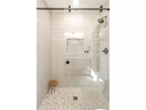 Bath - 2670 Grape St, Denver, CO 80207 photo 3 of 4