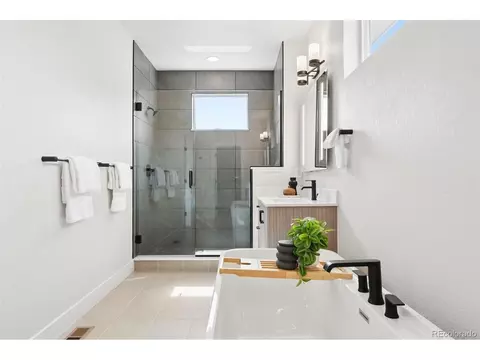 Bath - 21642 E 60th Ave, Aurora, CO 80019 photo 2 of 4