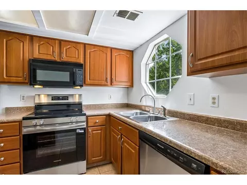 Kitchen - 12583 E Pacific Cir #D, Aurora, CO 80014 photo 5 of 8