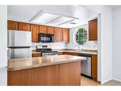 Kitchen - 12583 E Pacific Cir #D, Aurora, CO 80014 photo 2 of 8