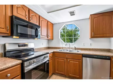 Kitchen - 12583 E Pacific Cir #D, Aurora, CO 80014 photo 6 of 8