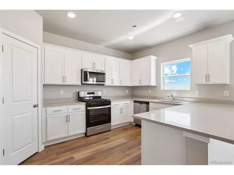 Kitchen - 48165 Shetland Dr, Bennett, CO 80102 photo 2 of 5